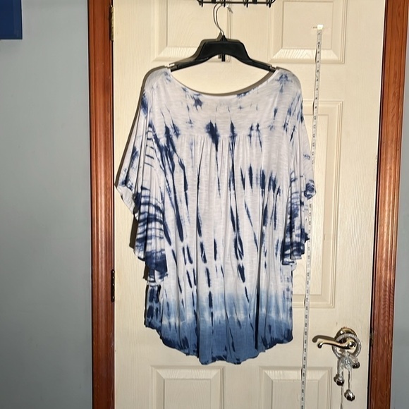 Lane Bryant-22/24-blue and white tie-dye flutter sleeve pull over top blouse - Picture 5 of 11